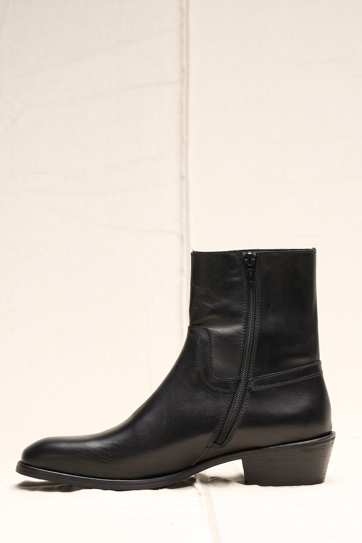Bota negra con cremallera