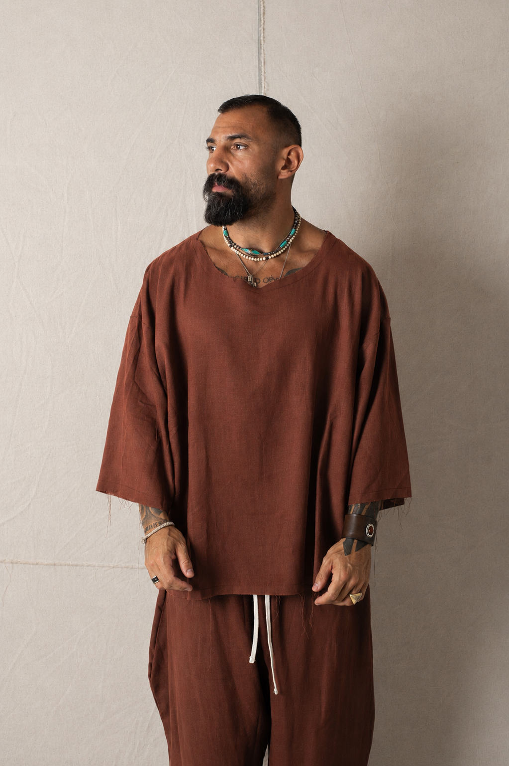 Camiseta con escote barco marrón oscuro