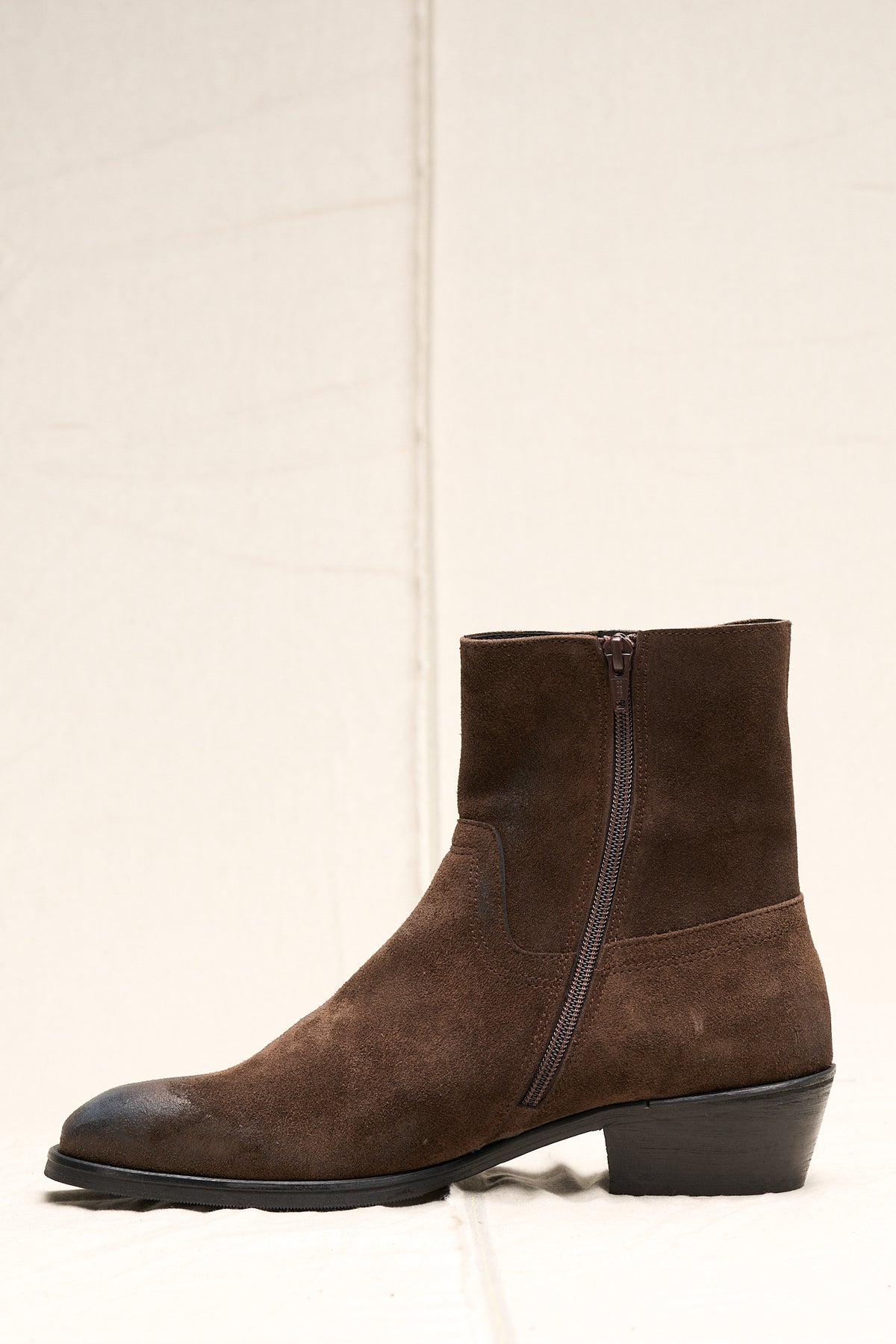 Bota con cremallera marrón oscuro