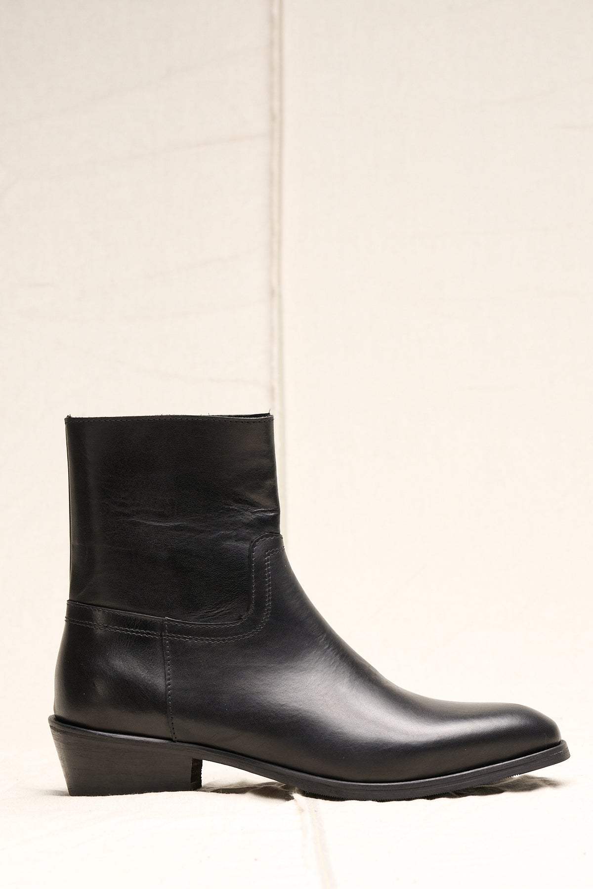 Bota negra con cremallera